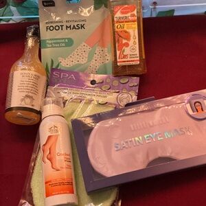 Cracked Heel Mousse Foot Treatment in White & Peach